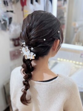 アトリエビューティーアミュ(atelier beauty AmU) 結婚式 二次会 お呼ばれ ゆるふわ編みおろしポニー