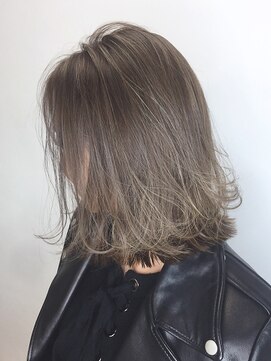 シンヤヘアーズ(SHINYA HAIRS) 外はねボブ スモーキーアッシュスタイル