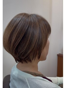 ヘアケアアンドヘアデザイン リベール(L:belle) イメチェンヘアスタイル１０トーングレイカラー明るめ白髪染め