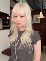 テトヘアー(teto hair)&nbsp;ホワイトブロンド ハイトーン ロング レイヤーカット ブリーチ