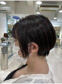ショートボブ_襟足スッキリ耳かけ黒髪前下がり