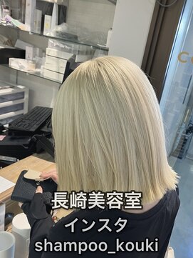コワファースト長崎シャンプーボーイ 2nd(COIFF1RST 長崎 SHAMPOO BOY) 長崎 切りっぱなしボブ ホワイトブロンド