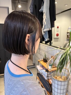 レビーヘアー(Revie hair) 夏らしいインナーカラーが覗くミニボブ