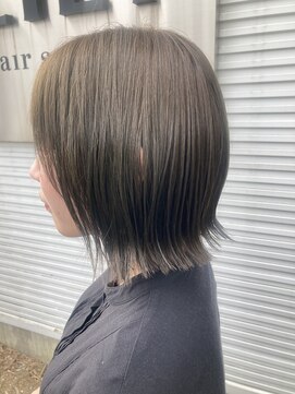 リリィ(LILY) アッシュベージュ外はねボブ