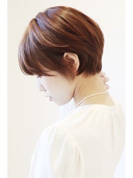 アイ(I.) 【 Ｉ. 】30代からの襟足すっきり前下がりショートボブ　川口