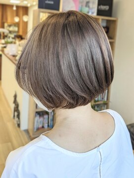 グリーンズ(Greens) 白髪ぼかしブリーチ×ショートボブ/くすみベージュ/顎ラインボブ