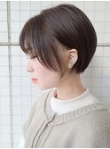 ショートカットくびれショート前下がりボブベージュカラー40代