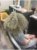 シルバー、アフロヘアー