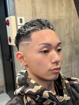 ビンゴ(BINGO) 1398ハイライトグレージュハイトーンカラー刈り上げ短髪ショート