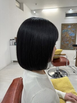 サロンドクオリア(Salon de Qualia) ショートボブ/切りっぱなしボブ/艶髪ストレート
