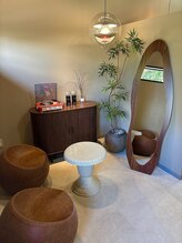 【cafeのような待合】非日常を味わってもらいたくカフェのような空間へ仕上げております。