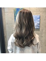 リュネッツ(lunettes)&nbsp;【動きを強調する立体感】白髪活かし×ローライトカラー