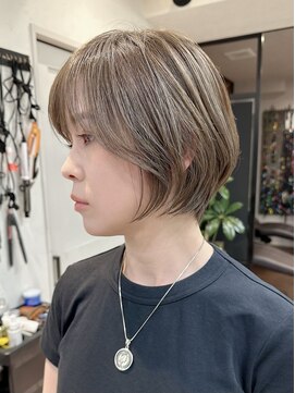 ハーツ(Heart's) 白髪ぼかし　ミルクティーベージュ×ショートボブ　脱白髪染め