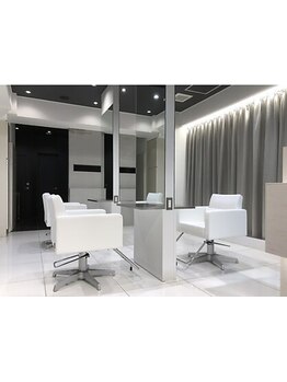 白基調の清潔感あるプライベートサロンで経験豊富なスタッフがあなたの特別な時間を演出[蘇我駅/髪質改善]