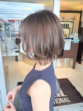 マリーインターナショナル 浦添店(MARIE INTERNATIONAL) ボブレイヤー切りっぱなし外はねボブアッシュベージュ