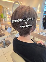 ミーサ(MYSA) 白髪ぼかしハイライト×グレーカラー くびれショート