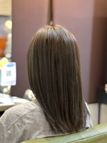 ヴィアンカ(Vianca)&nbsp;白髪ぼかしハイライト　オリーブベージュ　外国人風カラー