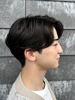 ヒュイル バイ ニアウ(Hwyl by Niau) センターパートニュアンスパーマフェザーパーマメンズカット