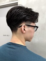 テーパードフェードで短めセンターパート