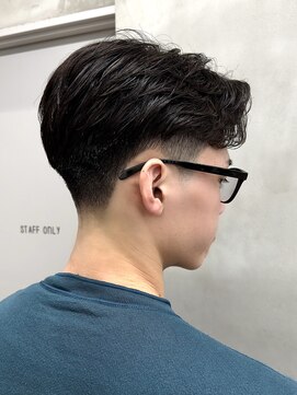 ニコ トウキョウ(nico TOKYO) テーパードフェードで短めセンターパート