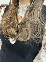 レイリー(LAiLy)&nbsp;ハイトーンカラー　アッシュベージュ　巻き髪