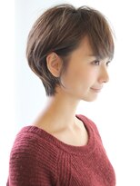 シルエットを綺麗に見せる上品ショートボブ