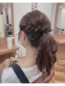 ルシードスタイルビーシャイン(LUCIDO STYLE B SHINE) 豊橋ビーシャイン★ミントベージュ×ポニーテールアレンジ