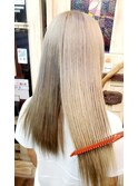 ハイライト、ローライトのメッシュカラーが可愛いです
