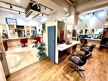 ポリッシュヘアメイク 二和向台店の雰囲気（広々とした店内で贅沢な時間をお過ごしください◎）