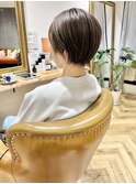 オン眉ショート　ナチュラルレイヤーシフォンベージュ白髪ぼかし