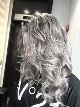 ロイオブジゼル(roi of GiseL) セミロング バレイヤージュ ハイトーン ブリーチ シルバー 20代