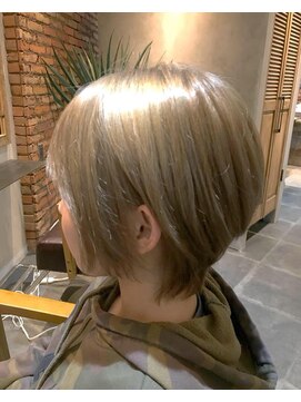 アクロ(ACRO) グレージュショートヘア