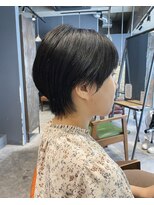 インス(ensue)&nbsp;20代30代丸みショートストレートパーマ薄めバング横顔美人