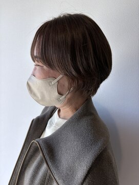 ぱっつんショートボブ×オリーブグレージュ