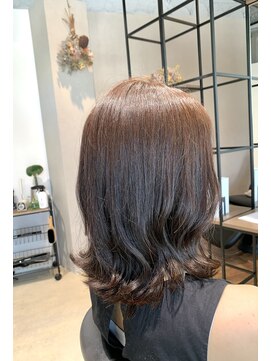 ユリイカビヨウシツ S字ライン外ハネミディ