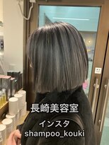 コワファースト長崎シャンプーボーイ 2nd(COIFF1RST 長崎 SHAMPOO BOY)&nbsp;長崎 切りっぱなしボブ アウターカラー グレーシルバー