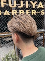 フジヤマ バーバー ショップ(FUJIYAMA BARBER SHOP)&nbsp;テーパーフェード／センターパート