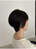 大人の丸みショートレイヤーで首元スッキリ軽めスタイル