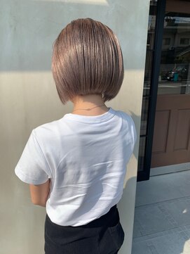 ニキータ(Nikiita) 〈パツっとボブ×ハイトーン〉