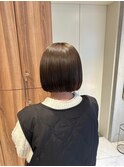 <入佐ひなの>ぷつっとまとまるボブに透明感オリーブグレージュ