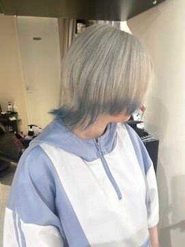 アミル(amiLe) ショートヘア/裾カラー/ホワイトシルバー/渋谷/ショートウルフ