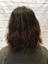 ミーティア バイ クアトロ(Meteor By QUATRO) ウェット感な艶感と束感のパーマスタイル