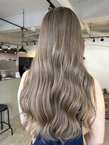 メリー オオサカ(Merly Osaka)&nbsp;超ロングにゆる巻きが似合う透けベージュ！