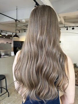 メリー オオサカ(Merly Osaka) 超ロングにゆる巻きが似合う透けベージュ！