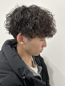 ヒュイル バイ ニアウ(Hwyl by Niau) メンズマッシュパーマ波巻スパイラルパーマニュアンスパーマ眉毛