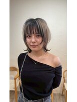 シフト(SHEEFT)&nbsp;20代30代黒髪×ハイトーンインナーカラー小顔外はねレイヤーボブ