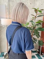 ホワイトブロンド×切りっぱなしボブ