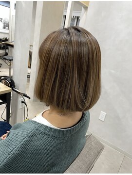 エモ(emo) ベージュカラー