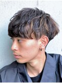 スーツ短髪ツーブロック束感モテる黒髪シークレットパーマ流行