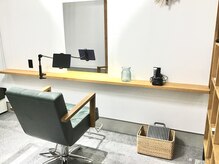 お子様も大人も動画等を見ながら施術出来ます。楽しい時間を・・